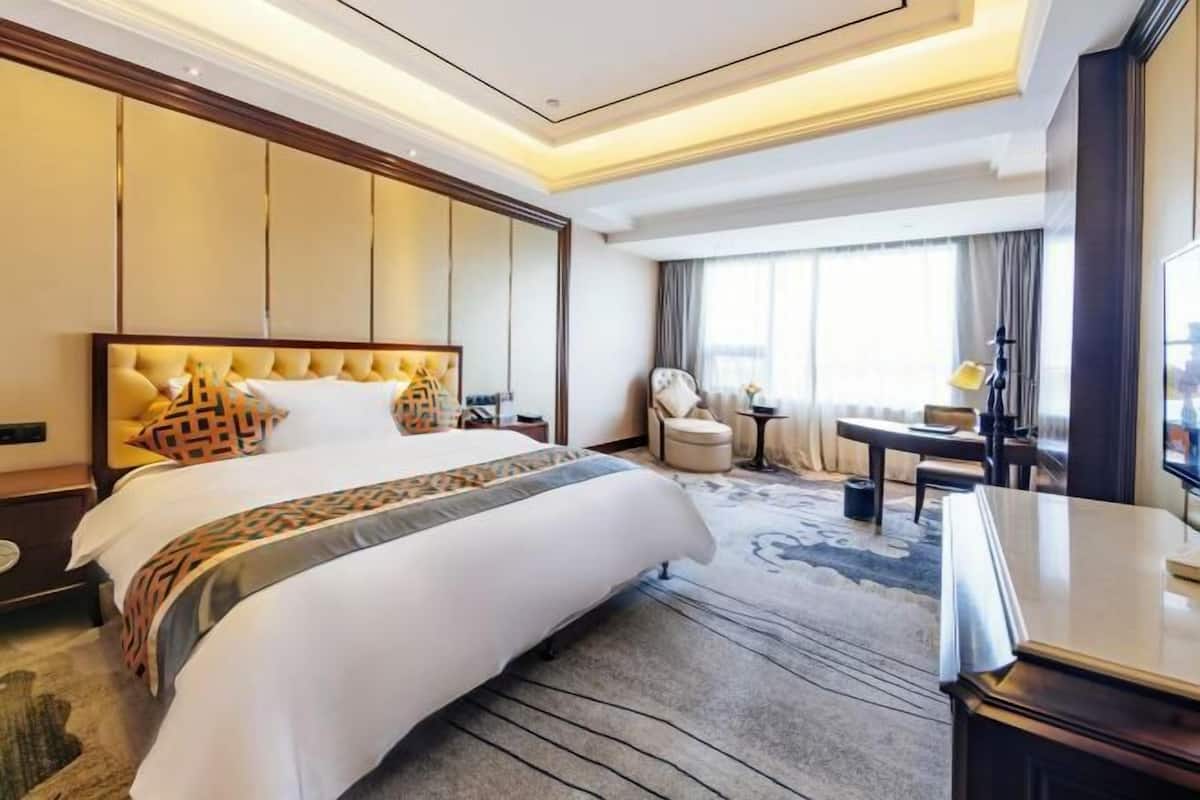 Minibar, in-room safe, iron/ironing board, alarm clocks