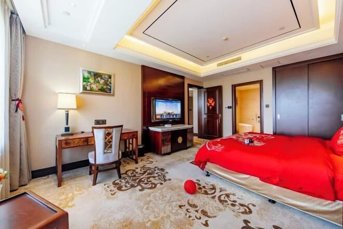 Minibar, in-room safe, iron/ironing board, alarm clocks