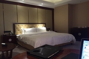 Minibar, Zimmersafe, Bügeleisen/Bügelbrett, Wecker