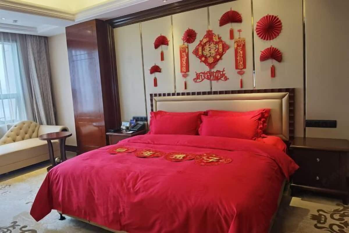 Minibar, in-room safe, iron/ironing board, alarm clocks