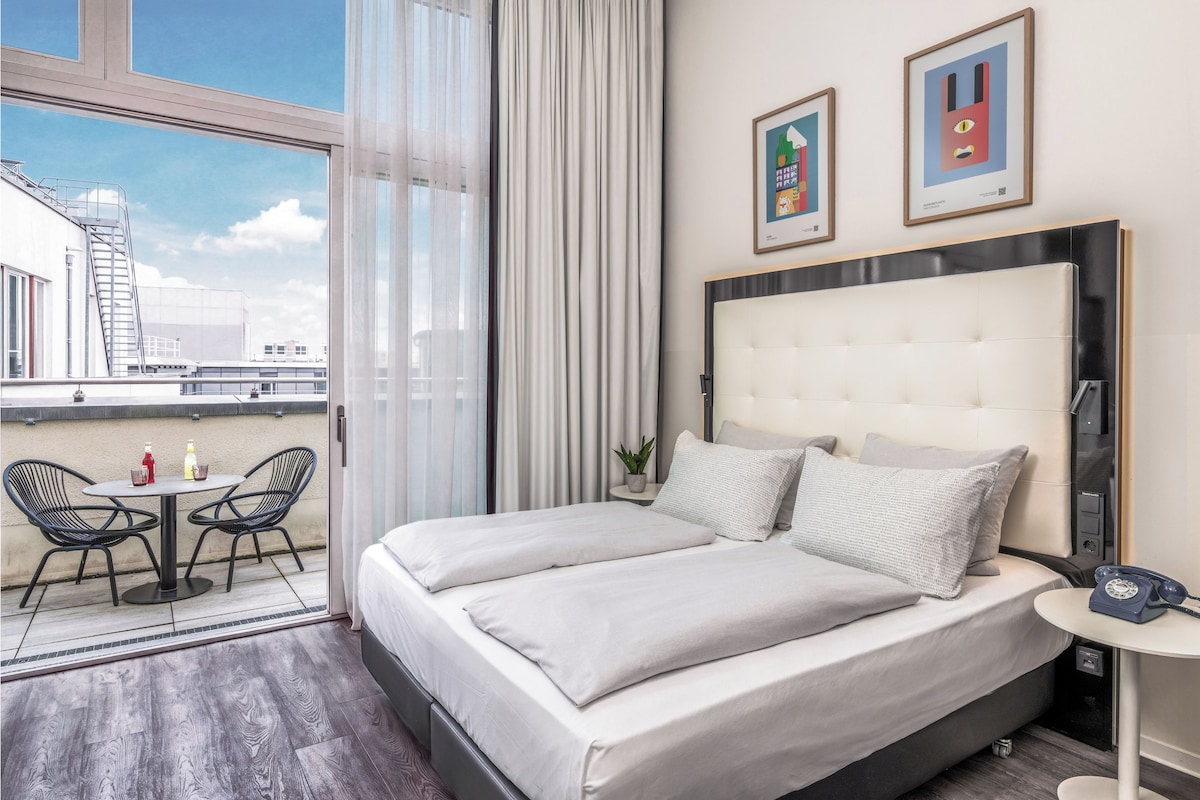 Deluxe kamer | Luxe beddengoed, een gratis minibar, een kluis op de kamer, een bureau