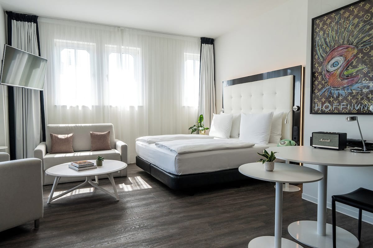 Peralatan tempat tidur premium, bar mini percuma, peti besi dalam bilik