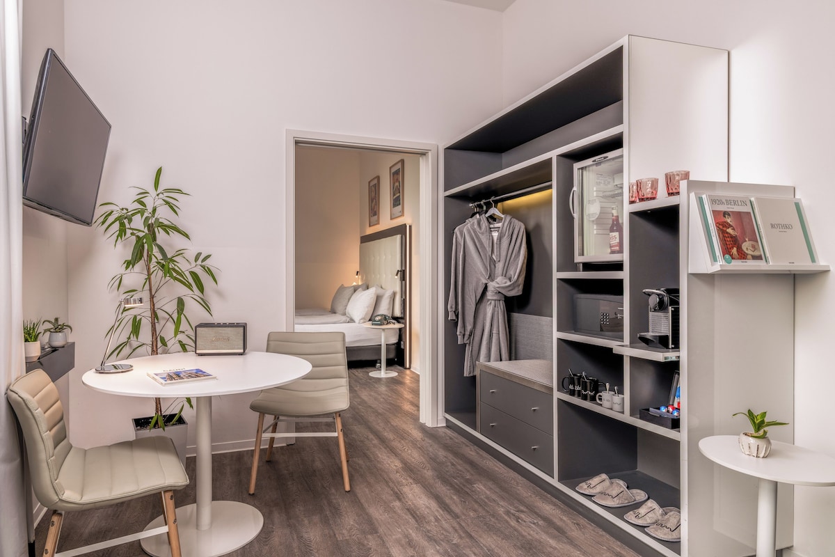 Luxe beddengoed, een gratis minibar, een kluis op de kamer, een bureau