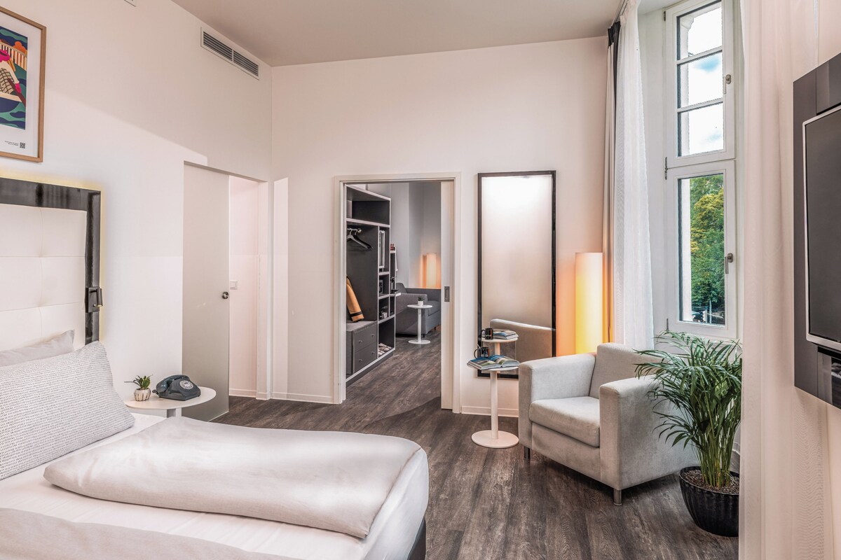 Luxe beddengoed, een gratis minibar, een kluis op de kamer, een bureau