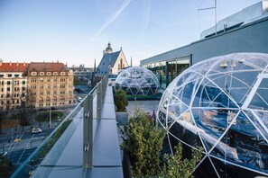 Un bâtiment moderne doté de grandes coupoles transparentes et d’une façade en verre.