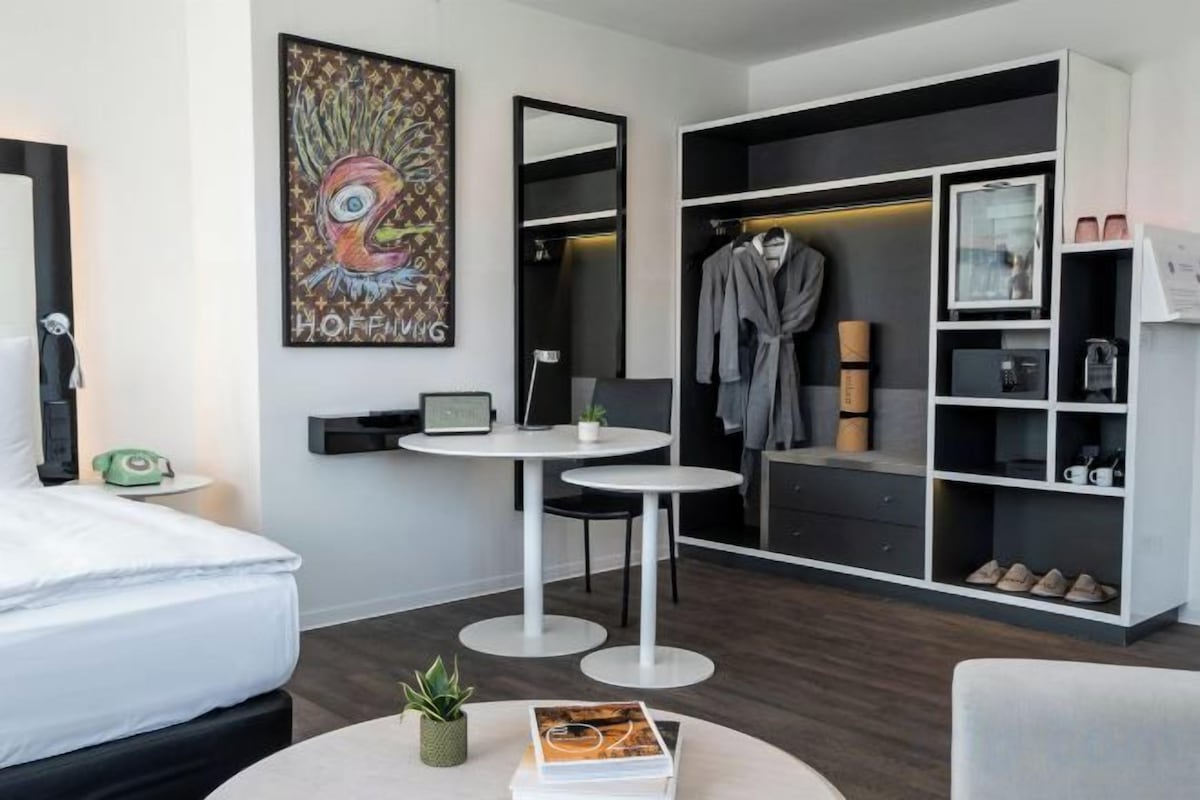 Luxe beddengoed, een gratis minibar, een kluis op de kamer, een bureau