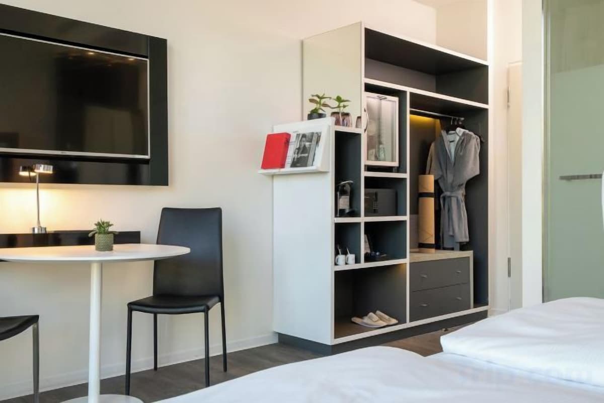 Luxe beddengoed, een gratis minibar, een kluis op de kamer, een bureau