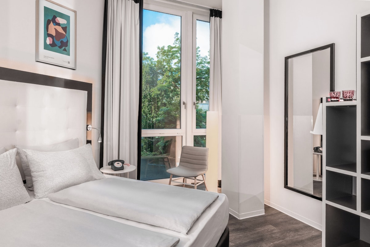 Standaard kamer | Luxe beddengoed, een gratis minibar, een kluis op de kamer, een bureau