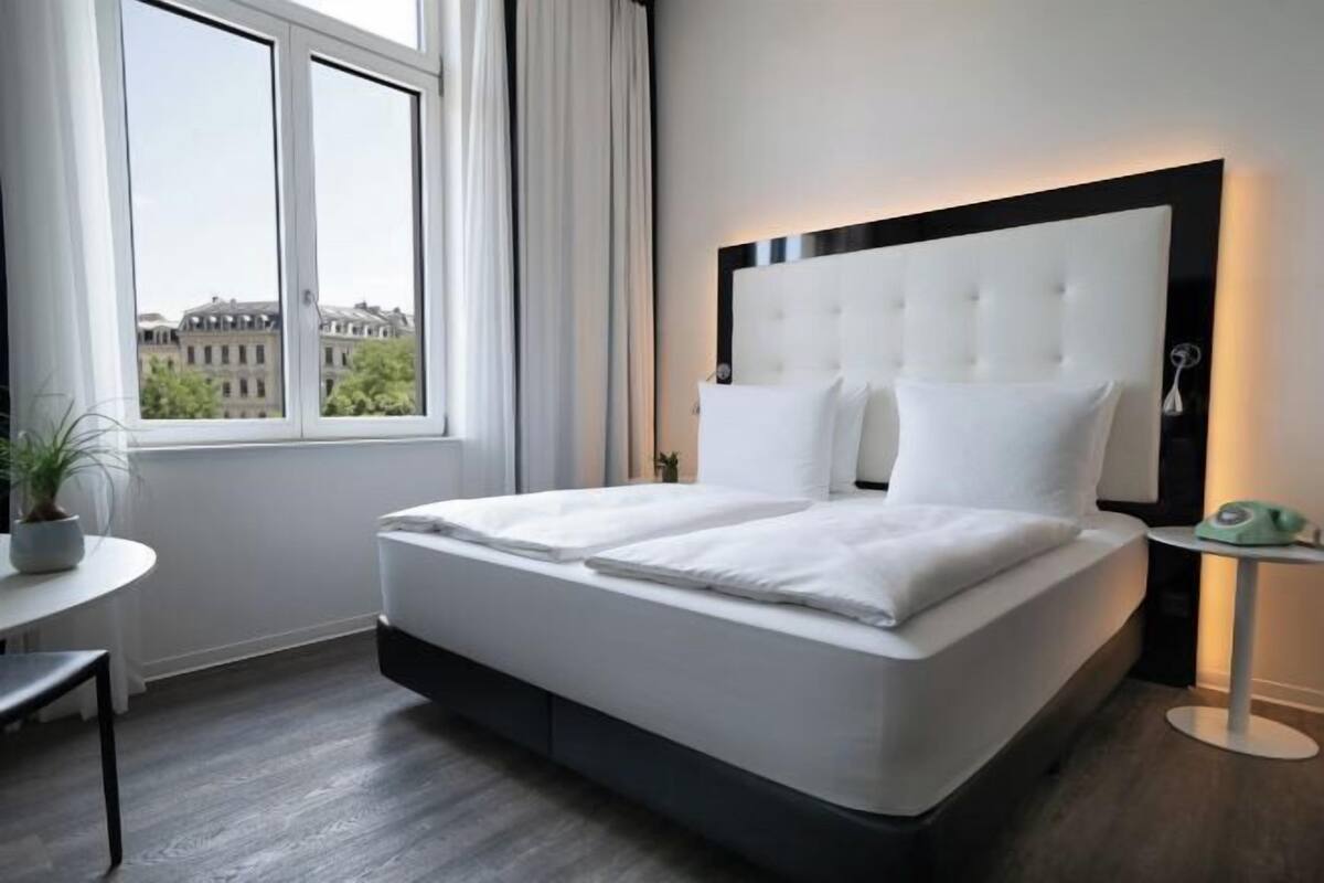 Peralatan tempat tidur premium, bar mini percuma, peti besi dalam bilik