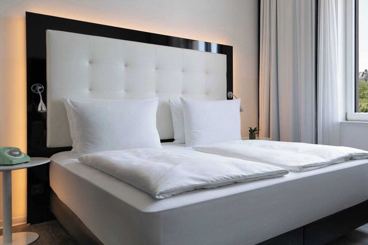Peralatan tempat tidur premium, bar mini percuma, peti besi dalam bilik