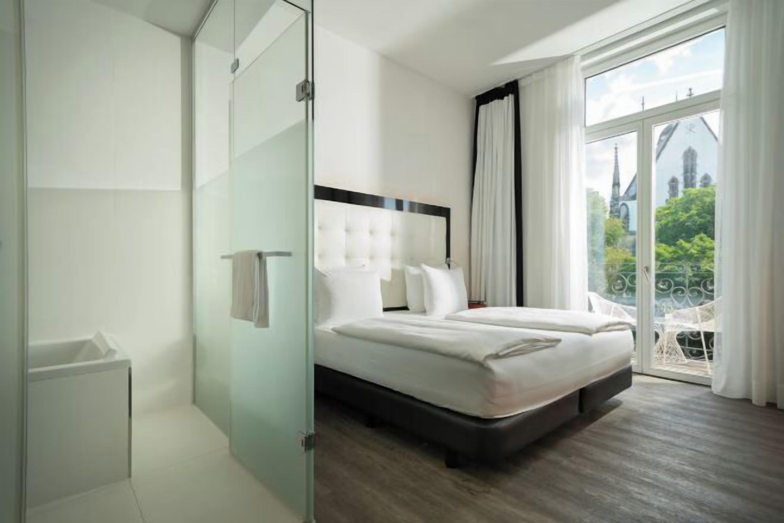 Bộ đồ giường cao cấp, minibar với thức uống miễn phí 