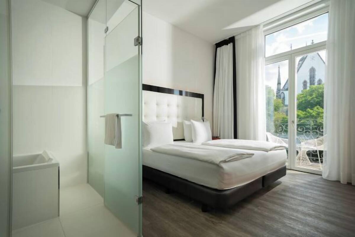 Peralatan tempat tidur premium, bar mini percuma, peti besi dalam bilik
