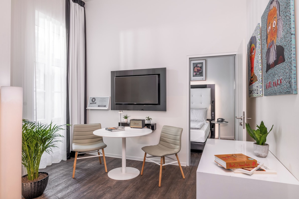 Luxe beddengoed, een gratis minibar, een kluis op de kamer, een bureau