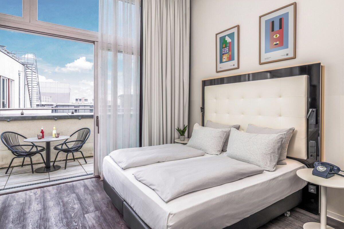 Premium bedding, minibar (free items), in-room safe, desk