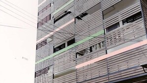 Een meerlaags gebouw met een etalage op de begane grond.