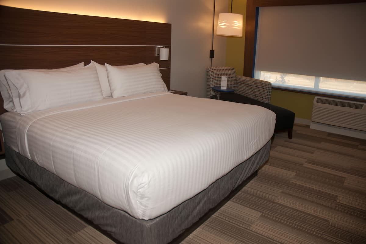 desk, iron/ironing board, free wifi