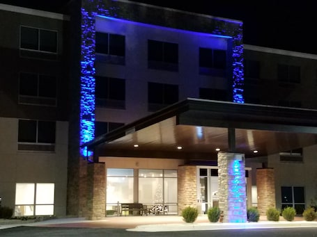 Fachada. Holiday Inn Express & Suites Decatur by IHG