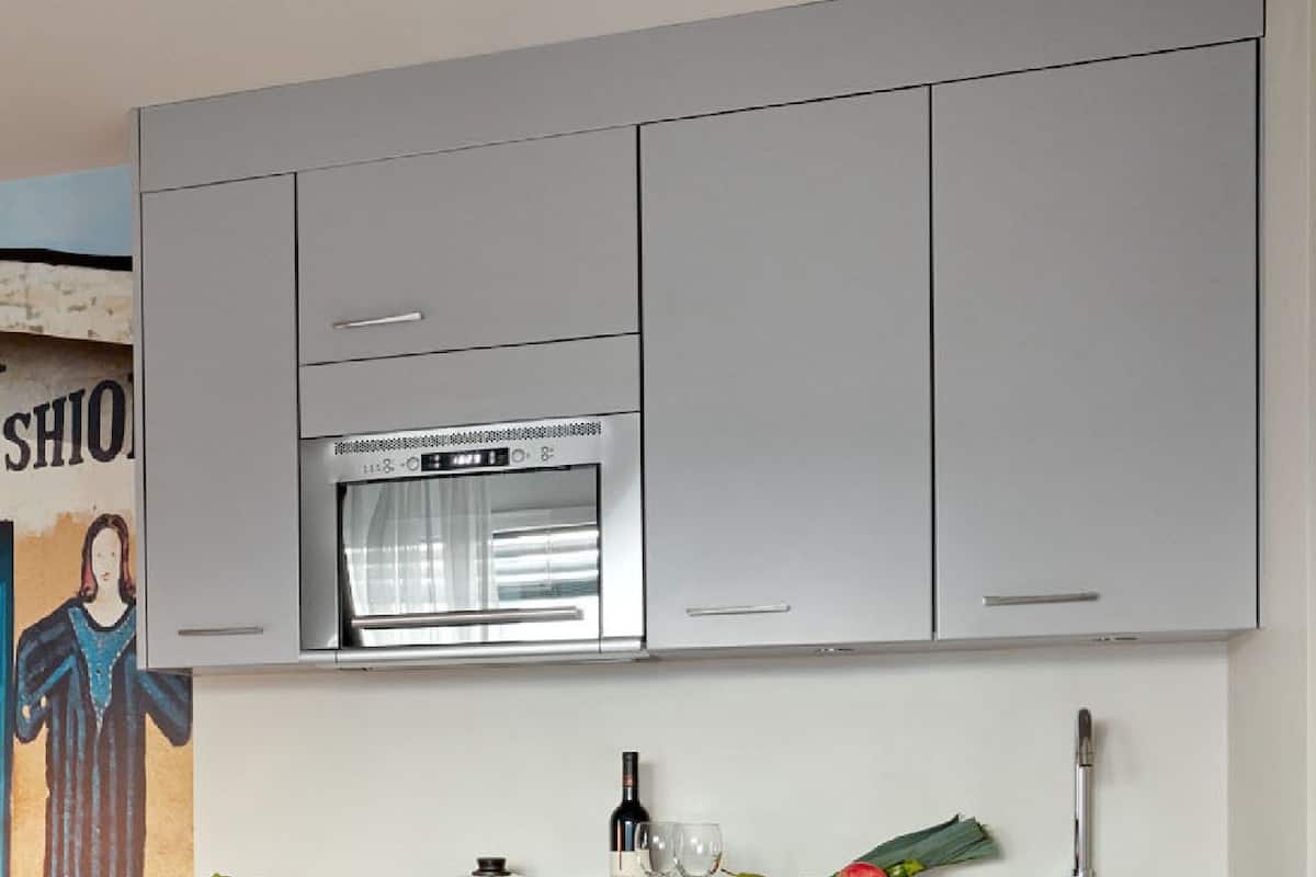 Refrigerador con freezer, microondas, placa de cocina, cafetera/tetera