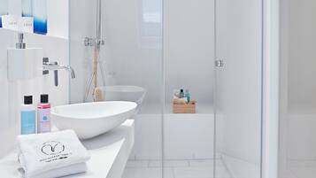 Haartrockner, Handtücher, Toilettenpapier