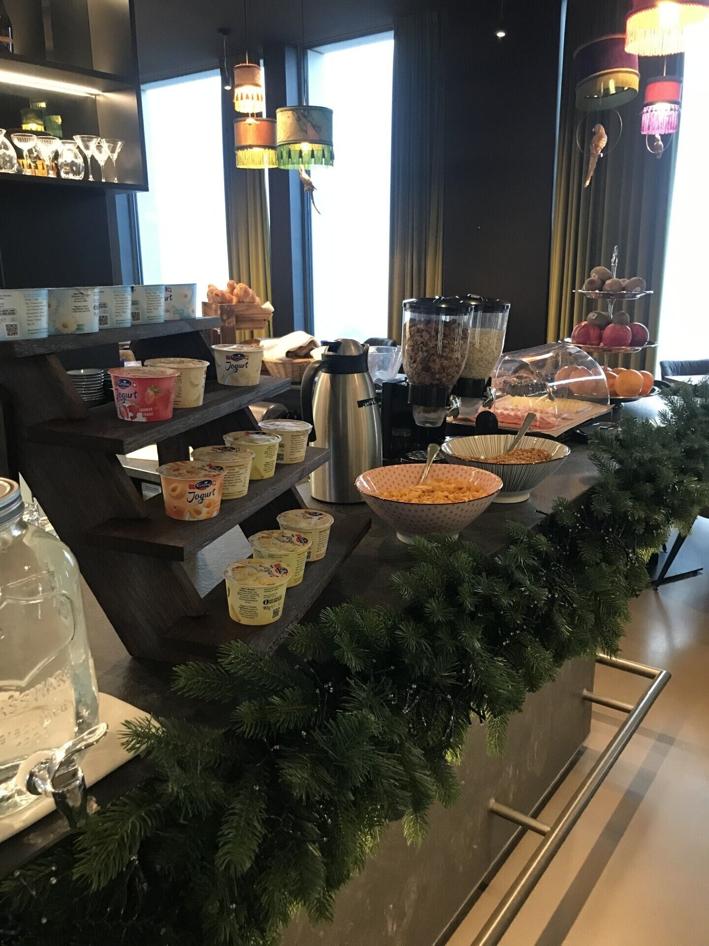 Un'area buffet con diversi cibi e una postazione caffè.