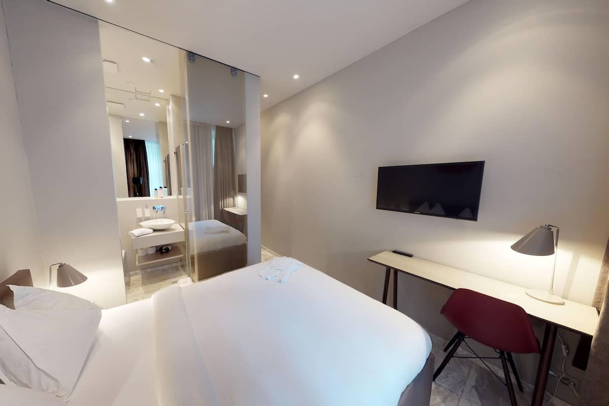1 habitación, escritorio y espacio para trabajar con laptop