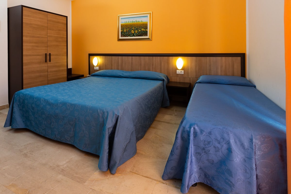 triple room | in-room safe, desk, free wifi, bed sheets