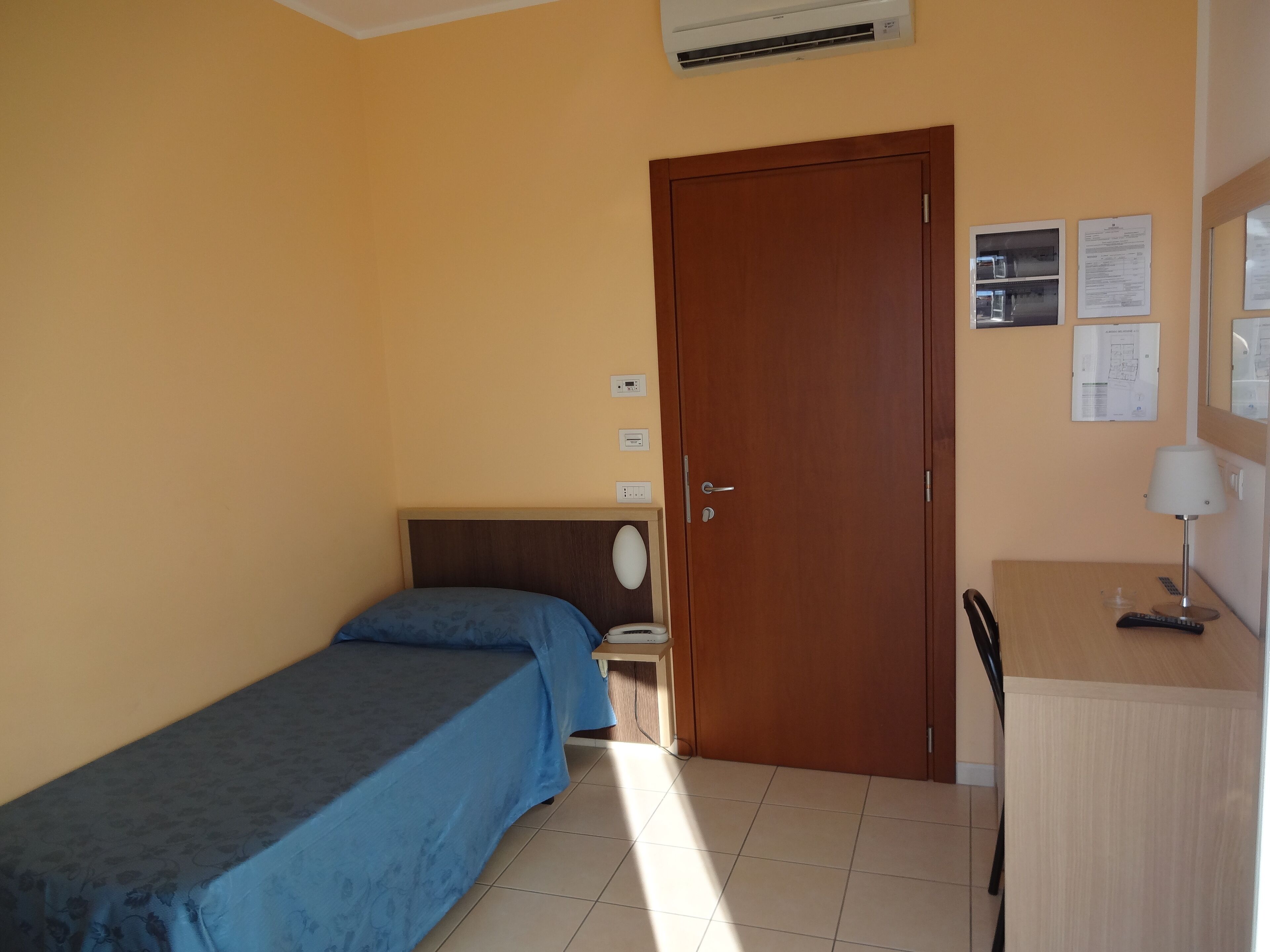 single room | in-room safe, desk, free wifi, bed sheets