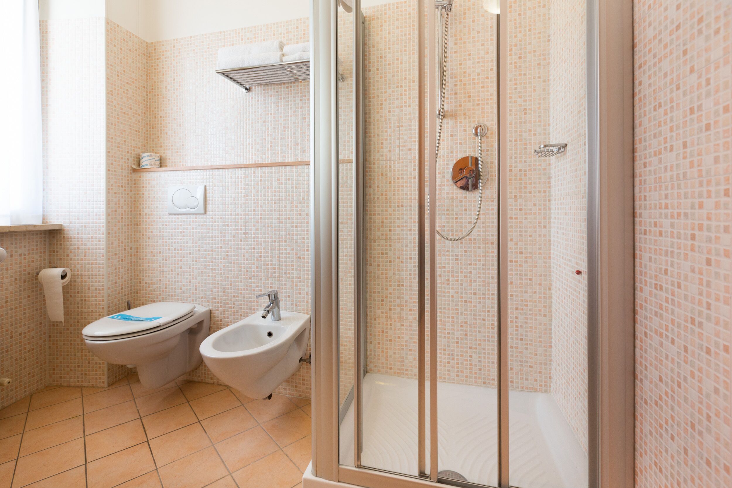 triple room | bathroom | shower, free toiletries, hair dryer, bidet