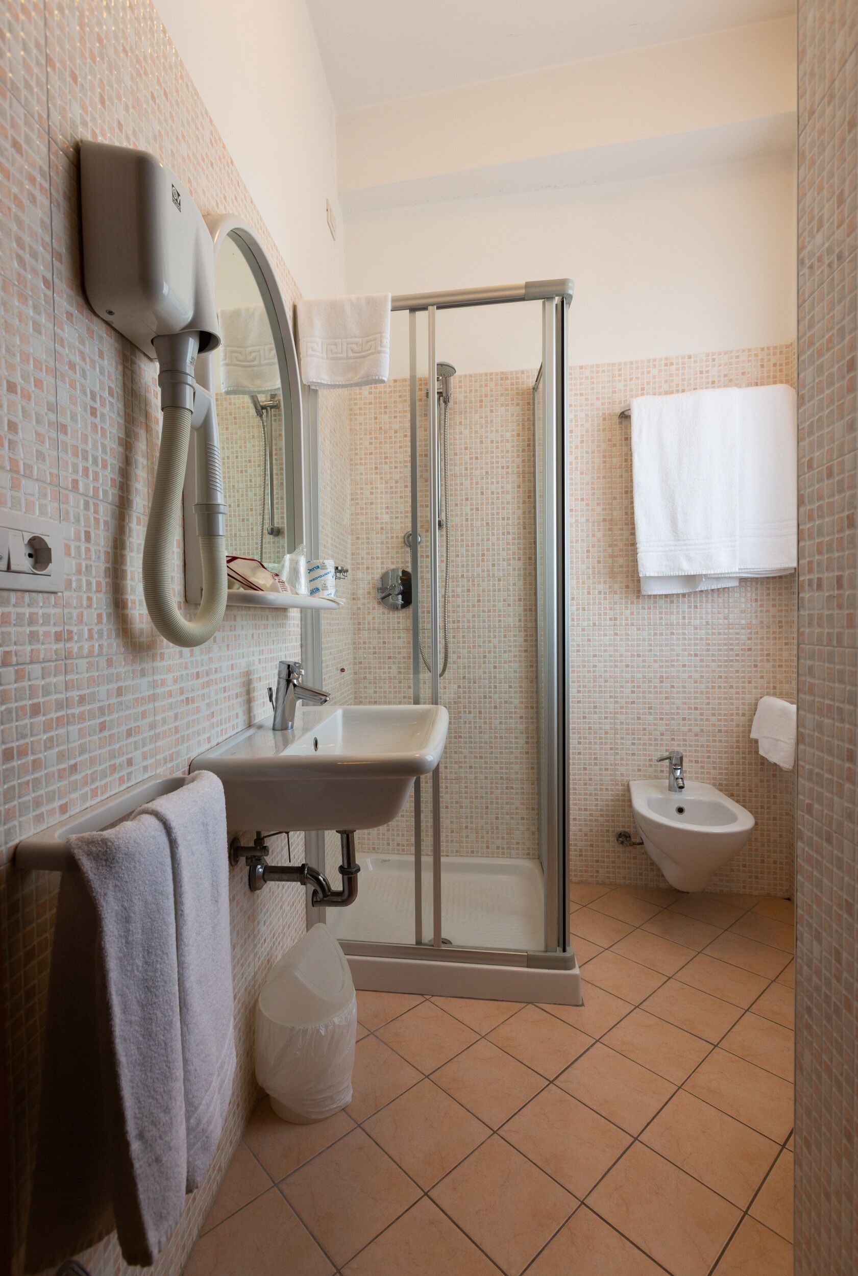 triple room | bathroom | shower, free toiletries, hair dryer, bidet