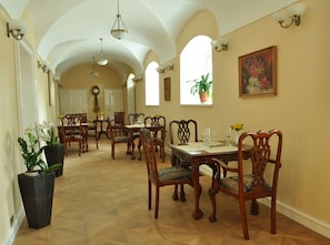 Se sirven desayunos, almuerzos y cenas; cocina regional