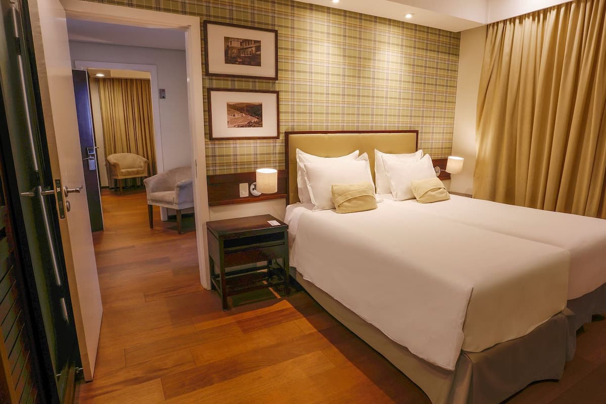 quarto duplo conectante | minibar, in-room safe, desk, blackout curtains