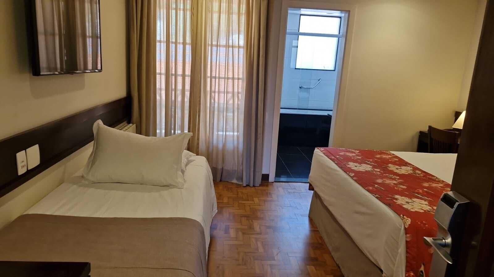 Minibar, caja de seguridad en la habitación y cortinas blackout 