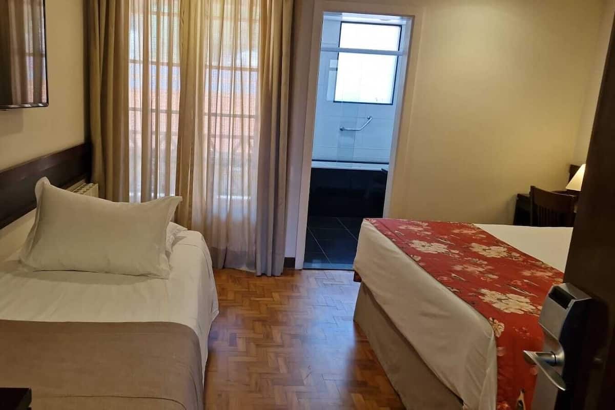 Minibar, caja de seguridad en la habitación y cortinas blackout