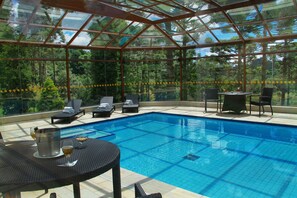 Piscine extérieure, chaises longues