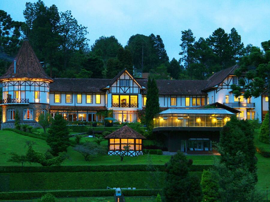 Bagian depan properti - sore/malam