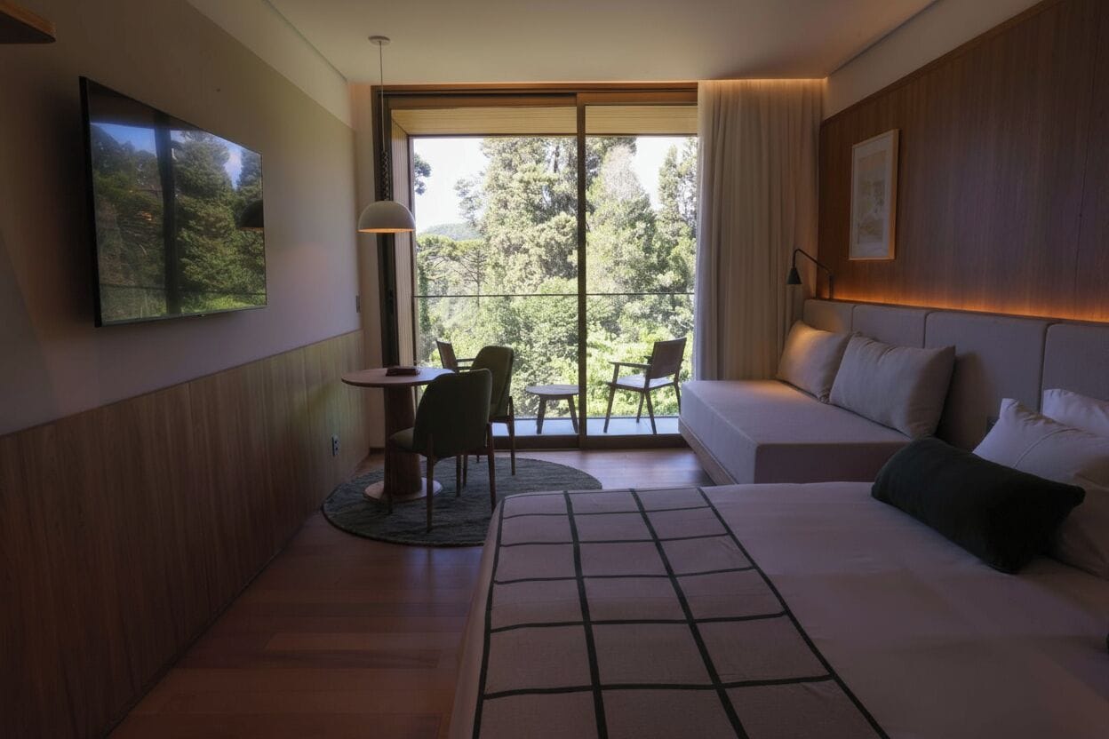 全景三人房 | 迷你吧、客房内保险箱、遮光窗帘、免费 WiFi