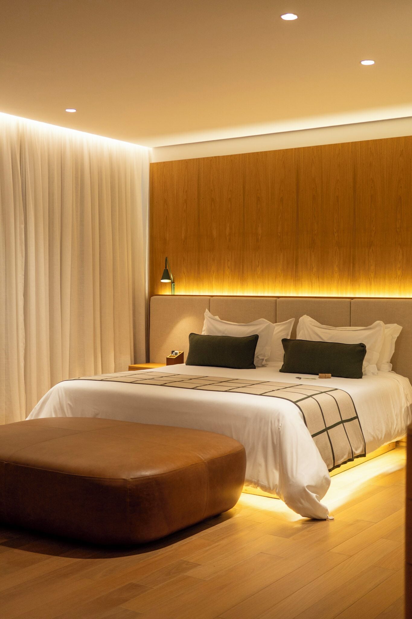 Suite Jardim | Minibar, in-room safe, blackout drapes, free WiFi