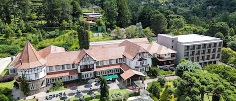 Vista frontal de la propiedad