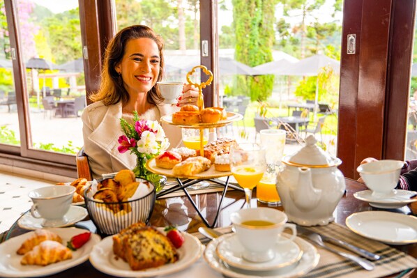 2 restaurants, servant le déjeuner et le dîner; cuisine internationale