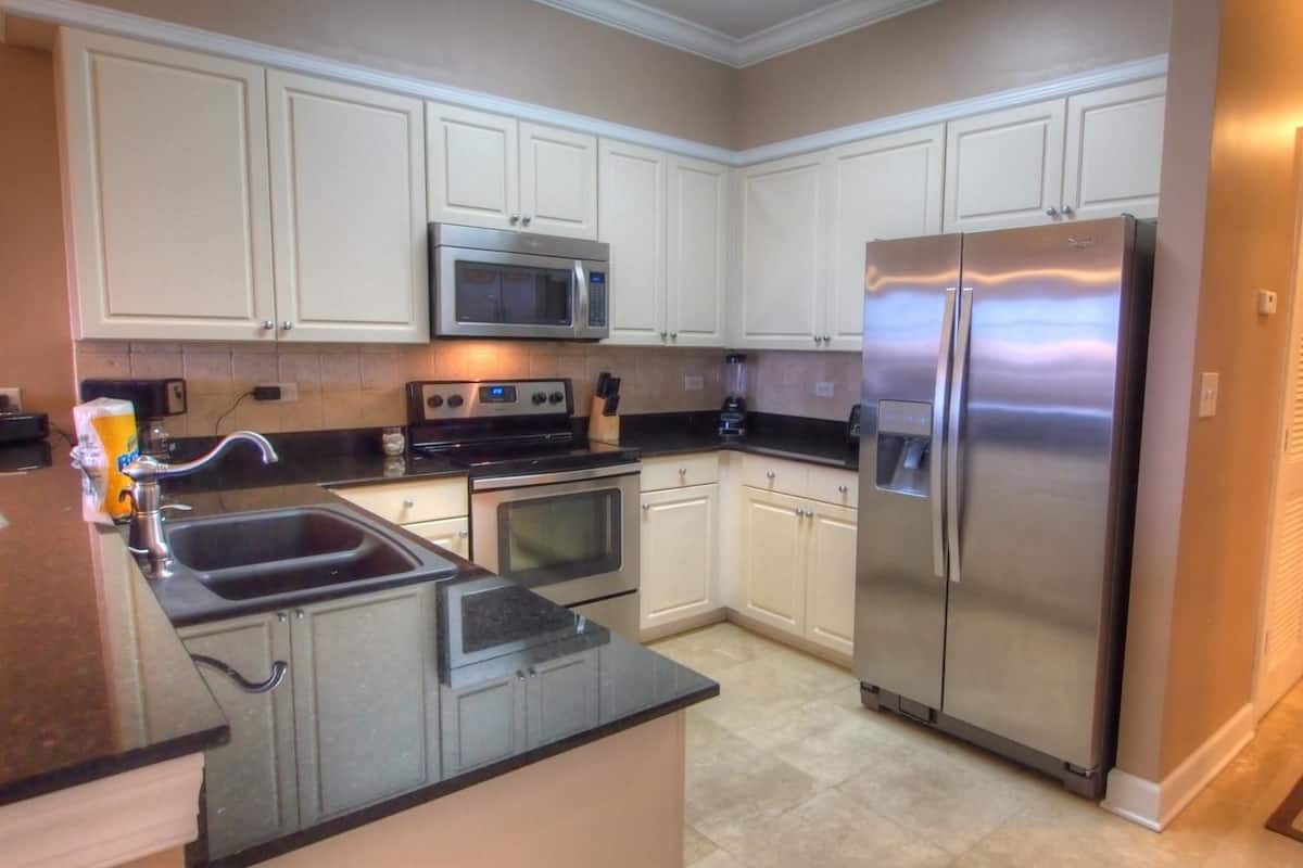 Luxury Condo, 3 Bedrooms (Weston) | Private kitchen
