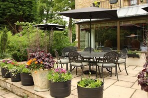 Terrace/patio - Bath Lodge Castle (Bath)