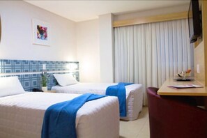 Chambre Quadruple Deluxe | Minibar, coffres-forts dans les chambres, décoration personnalisée