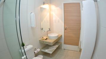 Shower, free toiletries, towels