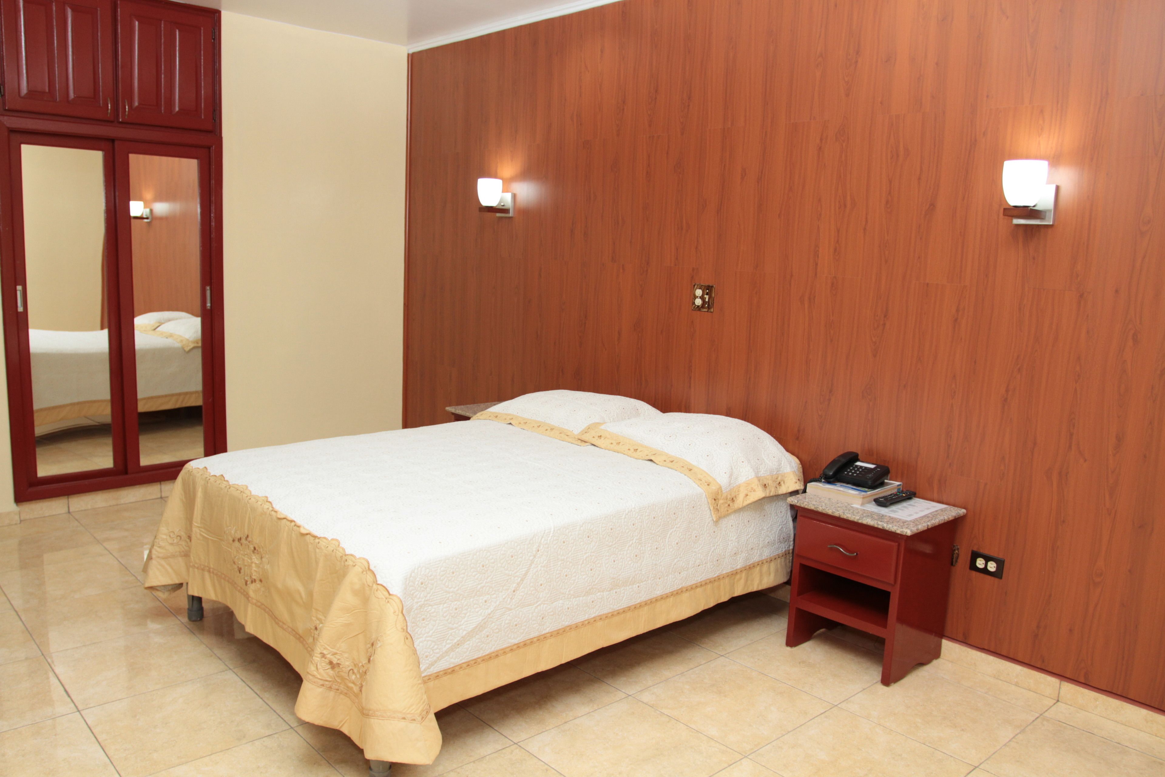 standard double room, 1 double bed | in-room safe, desk, iron/ironing board, free wifi