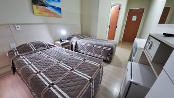 Chuveiro, produtos de toalete grátis, secador de cabelo