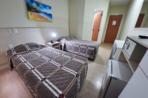 Regadera, amenidades de baño gratuitas, secadora de cabello, toallas