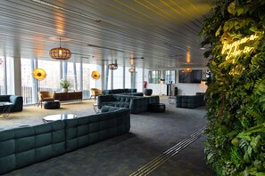 Coin salon dans le hall