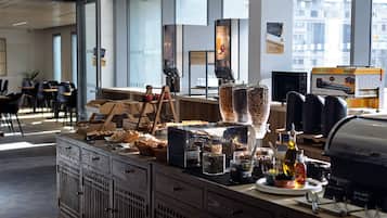 Desayuno buffet diario (EUR 14 por persona)