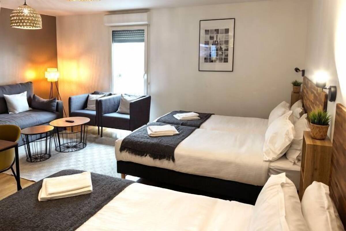 Ropa de cama de alta calidad y espacio para trabajar con laptop 