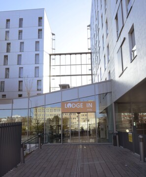 A modern building with a sign reading "Lodge IN". - Lodge In MIS (Paris)